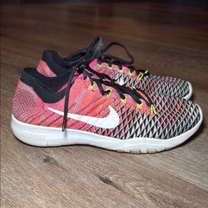 Nike Women's Free TR Flyknit 2 Ankle-High Fabric Athletic‎ Tennis Shoes Size 8